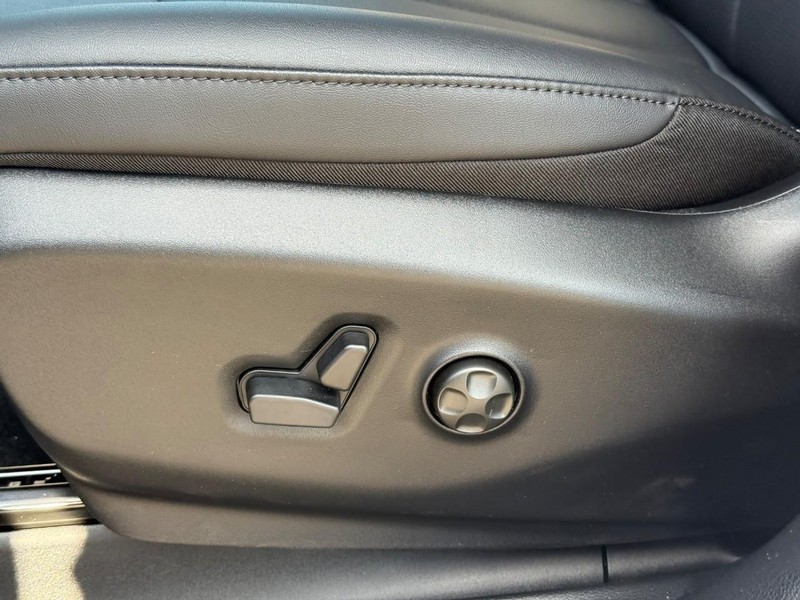 Chrysler Pacifica Vehicle Full-screen Gallery Image 14