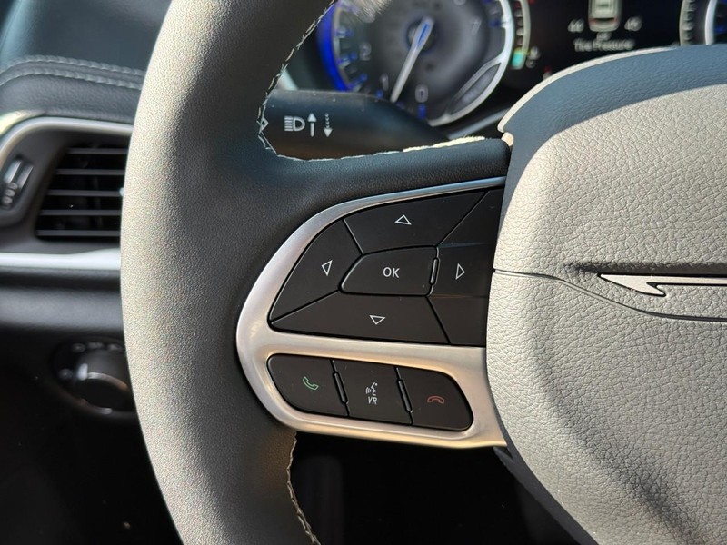 Chrysler Pacifica Vehicle Full-screen Gallery Image 15