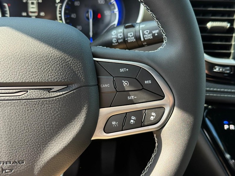 Chrysler Pacifica Vehicle Full-screen Gallery Image 16