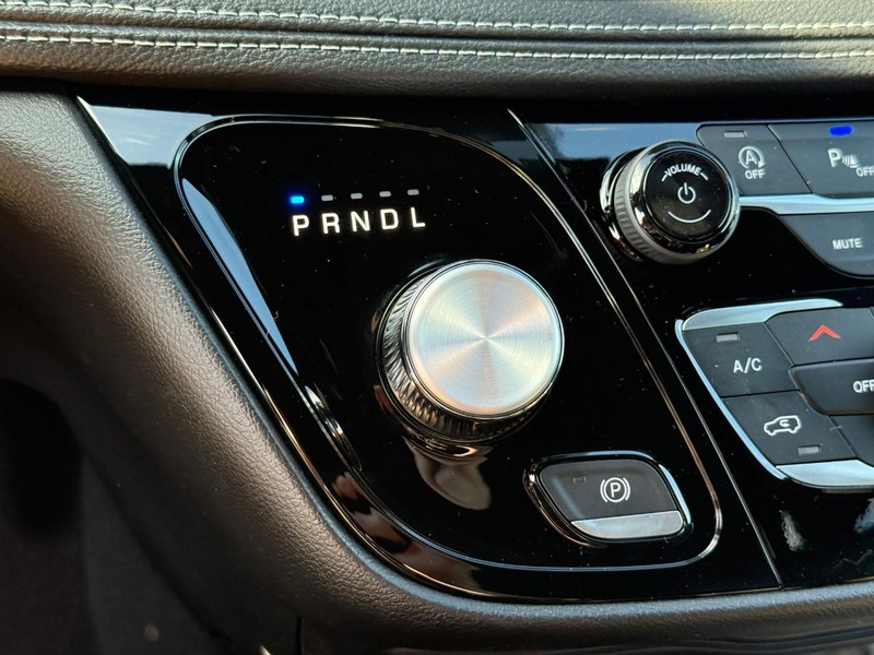 Chrysler Pacifica Vehicle Full-screen Gallery Image 17