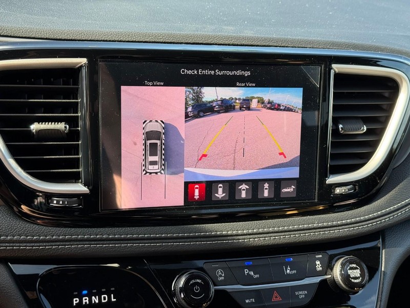 Chrysler Pacifica Vehicle Full-screen Gallery Image 18