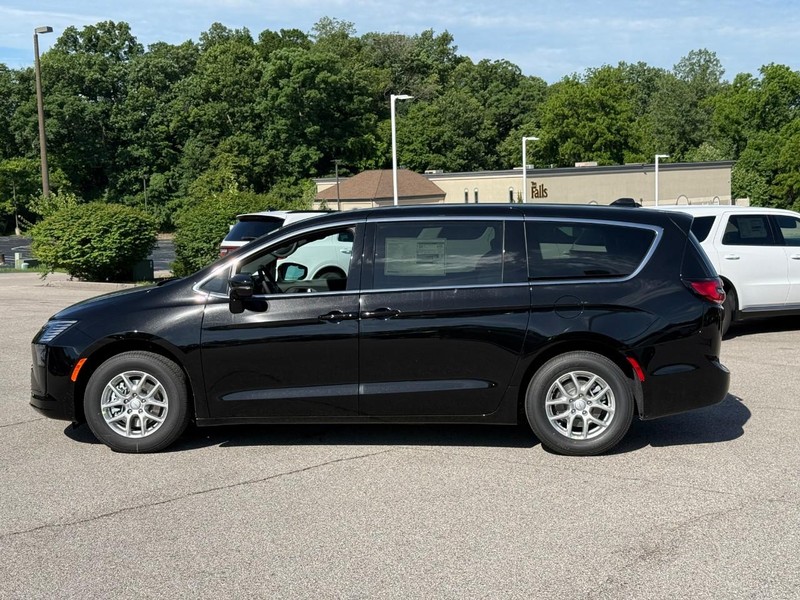 Chrysler Pacifica Vehicle Full-screen Gallery Image 2