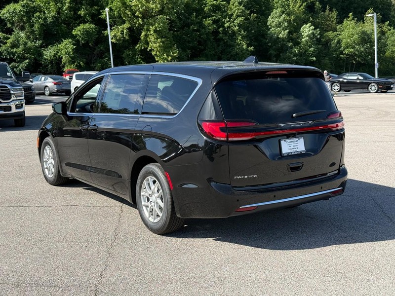 Chrysler Pacifica Vehicle Full-screen Gallery Image 3