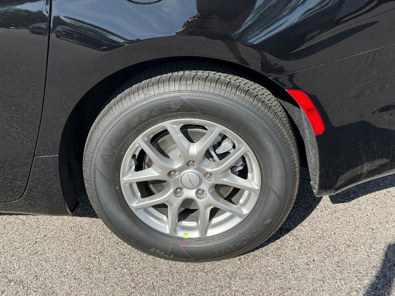 Chrysler Pacifica Vehicle Full-screen Gallery Image 4