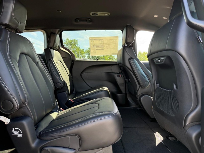 Chrysler Pacifica Vehicle Full-screen Gallery Image 5