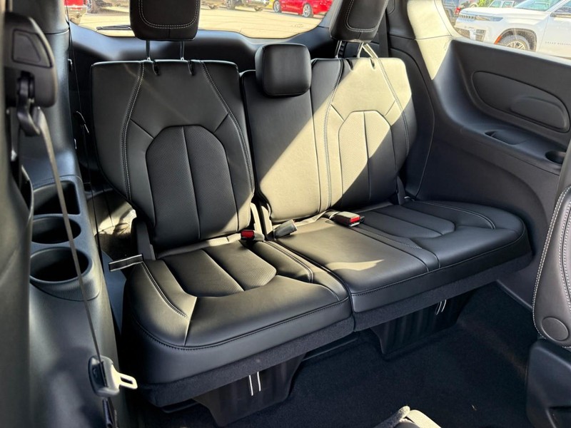 Chrysler Pacifica Vehicle Full-screen Gallery Image 6