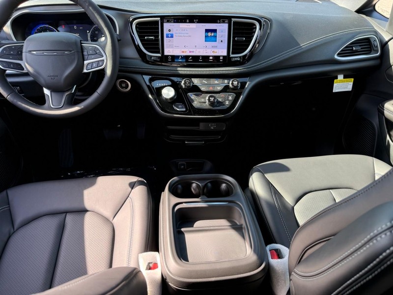 Chrysler Pacifica Vehicle Full-screen Gallery Image 7