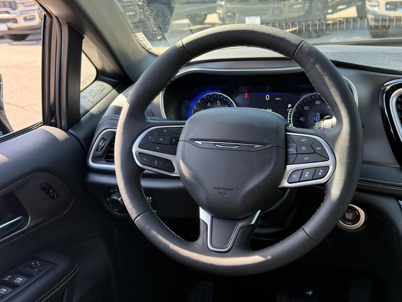 Chrysler Pacifica Vehicle Full-screen Gallery Image 8