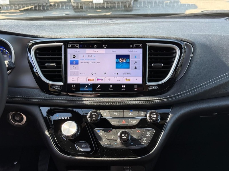Chrysler Pacifica Vehicle Full-screen Gallery Image 9