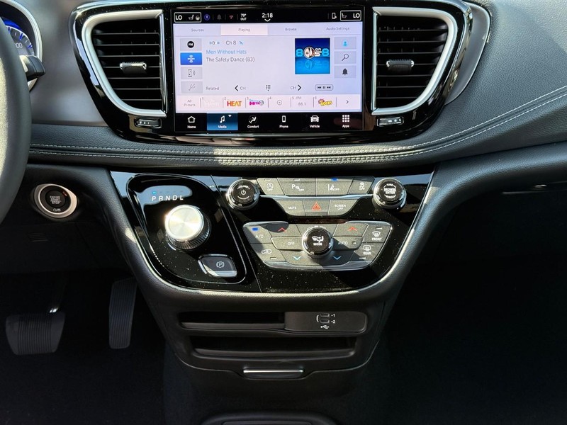 Chrysler Pacifica Vehicle Full-screen Gallery Image 10