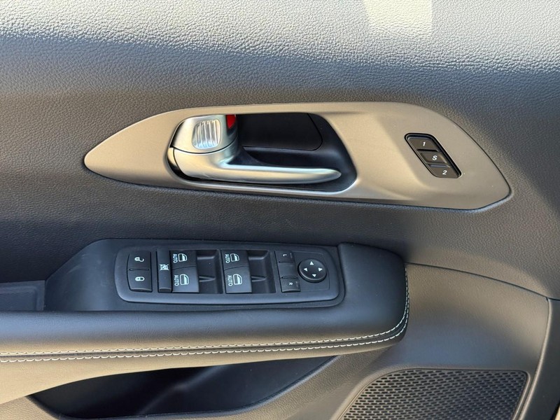 Chrysler Pacifica Vehicle Full-screen Gallery Image 11