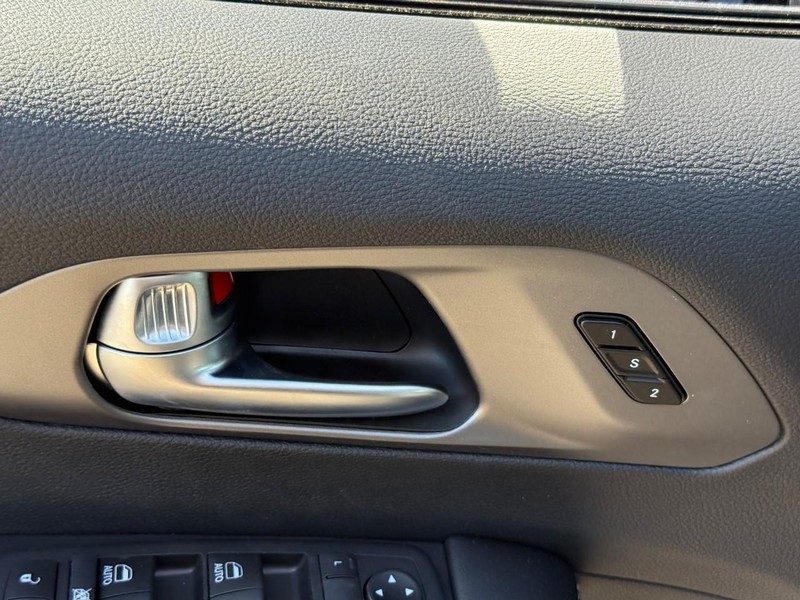 Chrysler Pacifica Vehicle Full-screen Gallery Image 12