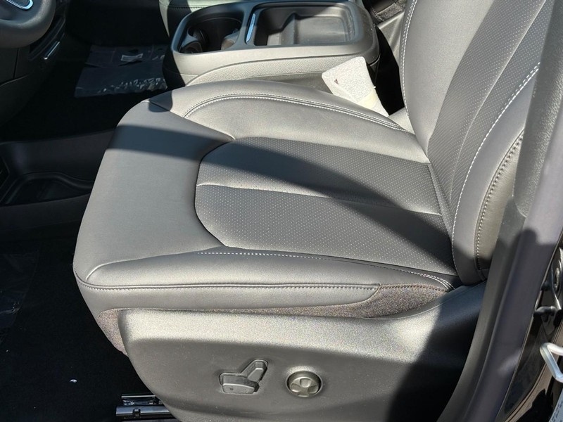 Chrysler Pacifica Vehicle Full-screen Gallery Image 13