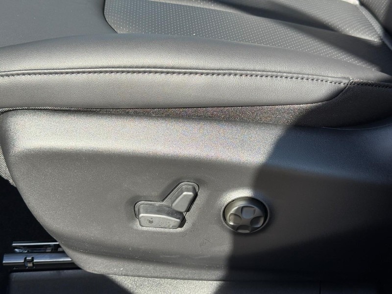 Chrysler Pacifica Vehicle Full-screen Gallery Image 14