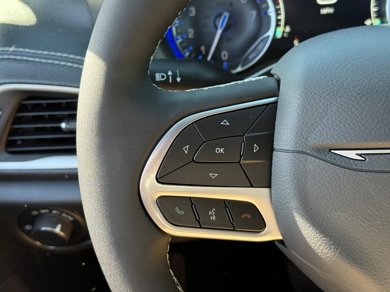 Chrysler Pacifica Vehicle Full-screen Gallery Image 15
