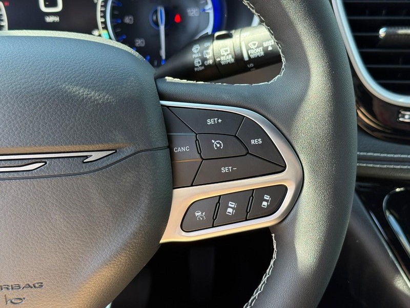 Chrysler Pacifica Vehicle Full-screen Gallery Image 16