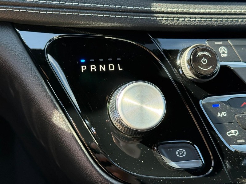 Chrysler Pacifica Vehicle Full-screen Gallery Image 17