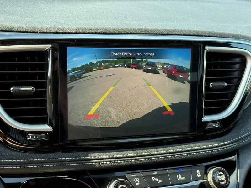 Chrysler Pacifica Vehicle Full-screen Gallery Image 18