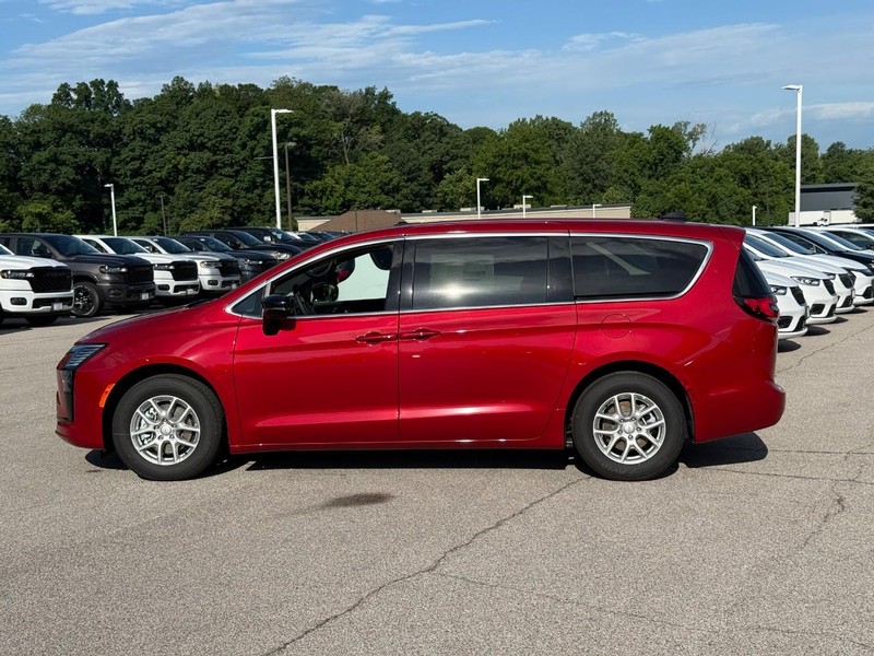 Chrysler Pacifica Vehicle Full-screen Gallery Image 2
