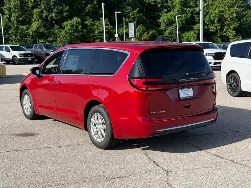 Chrysler Pacifica Vehicle Full-screen Gallery Image 3