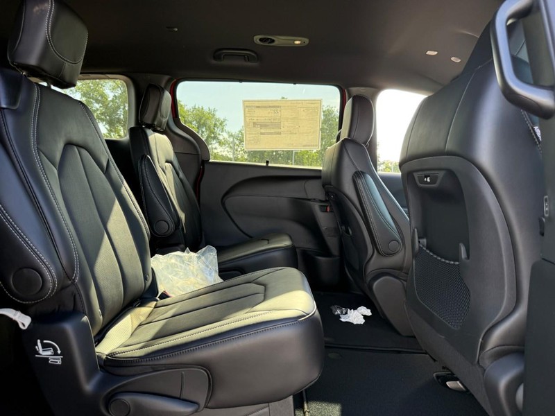 Chrysler Pacifica Vehicle Full-screen Gallery Image 5
