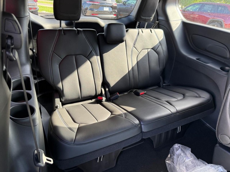 Chrysler Pacifica Vehicle Full-screen Gallery Image 6