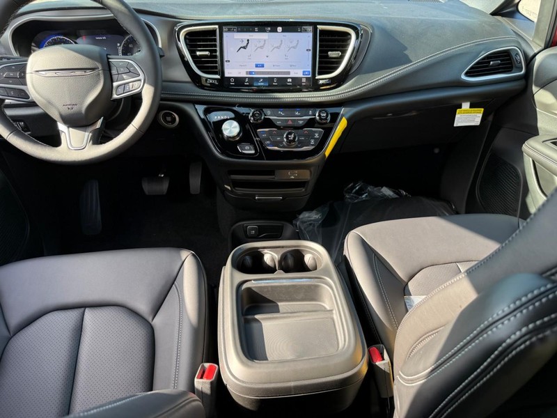 Chrysler Pacifica Vehicle Full-screen Gallery Image 7