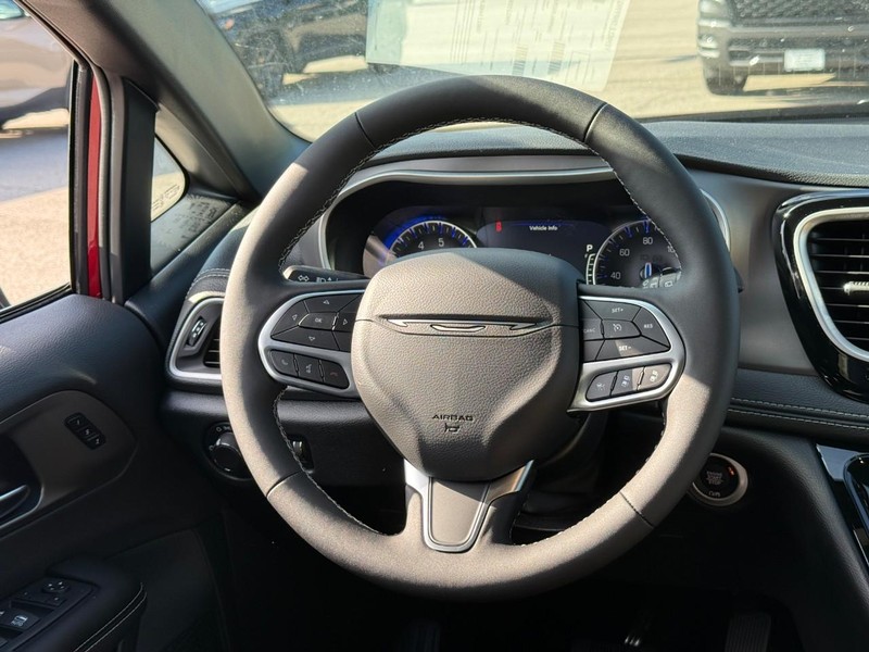 Chrysler Pacifica Vehicle Full-screen Gallery Image 8