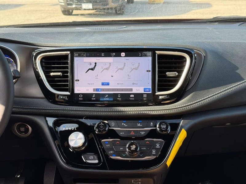 Chrysler Pacifica Vehicle Full-screen Gallery Image 9
