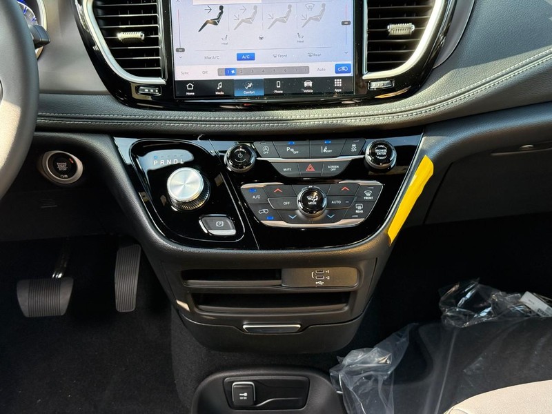 Chrysler Pacifica Vehicle Full-screen Gallery Image 10