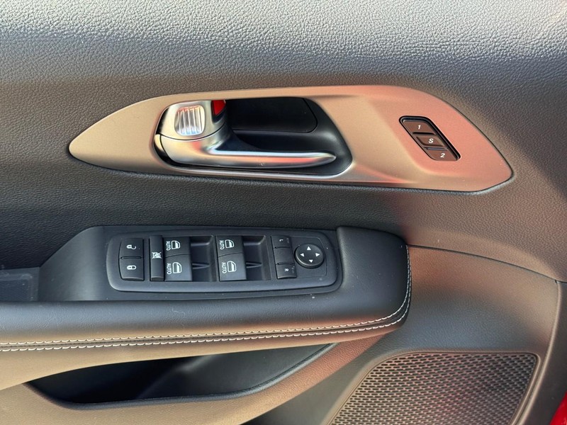 Chrysler Pacifica Vehicle Full-screen Gallery Image 11