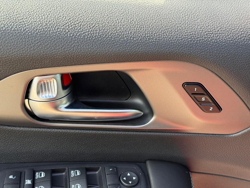 Chrysler Pacifica Vehicle Full-screen Gallery Image 12