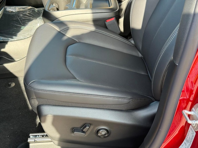 Chrysler Pacifica Vehicle Full-screen Gallery Image 13
