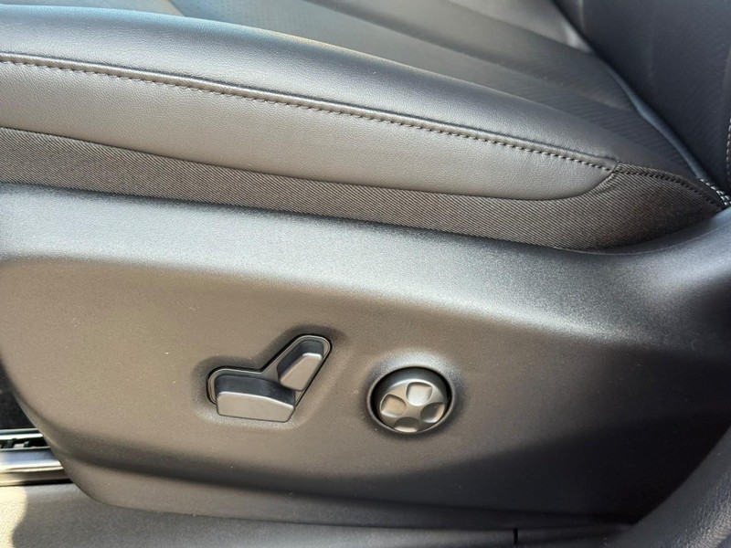 Chrysler Pacifica Vehicle Full-screen Gallery Image 14