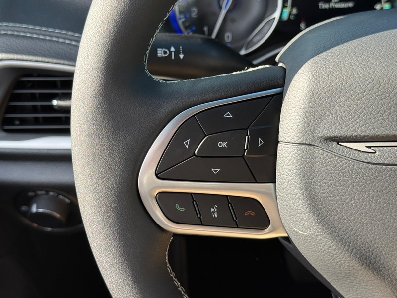 Chrysler Pacifica Vehicle Full-screen Gallery Image 15