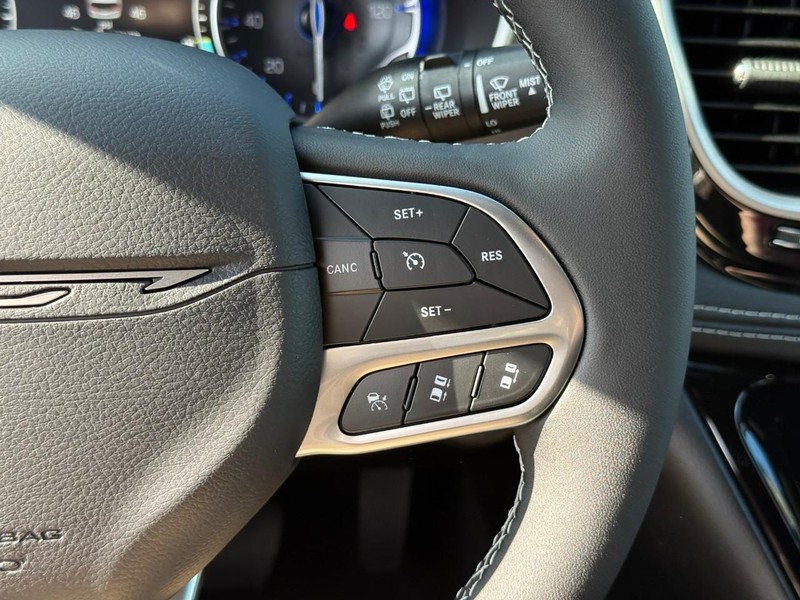Chrysler Pacifica Vehicle Full-screen Gallery Image 16