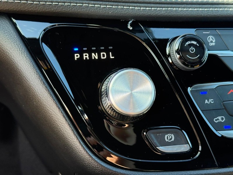 Chrysler Pacifica Vehicle Full-screen Gallery Image 17
