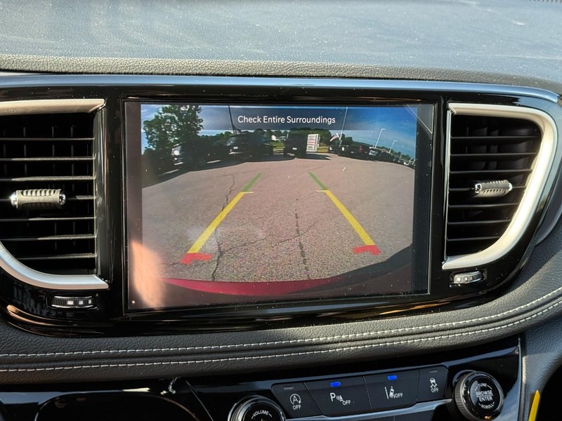 Chrysler Pacifica Vehicle Full-screen Gallery Image 18