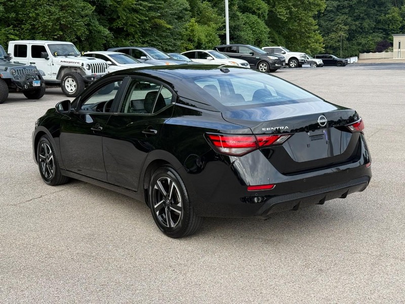 Nissan Sentra Vehicle Full-screen Gallery Image 3
