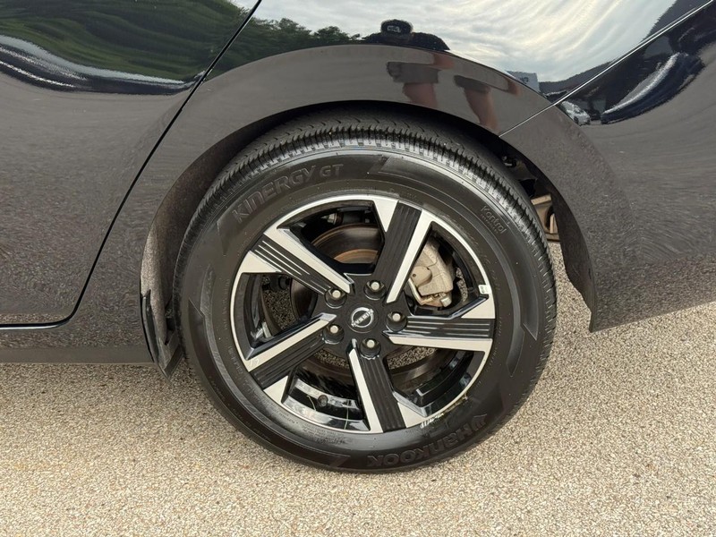 Nissan Sentra Vehicle Full-screen Gallery Image 4