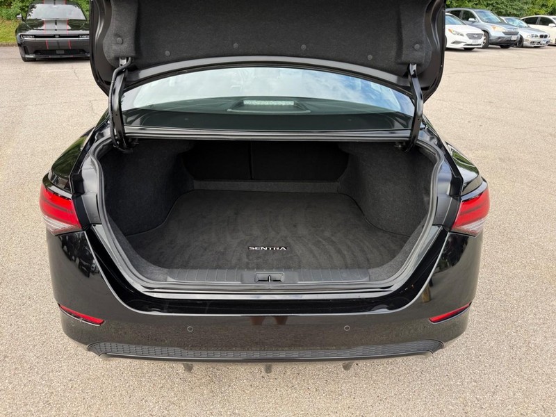 Nissan Sentra Vehicle Full-screen Gallery Image 5