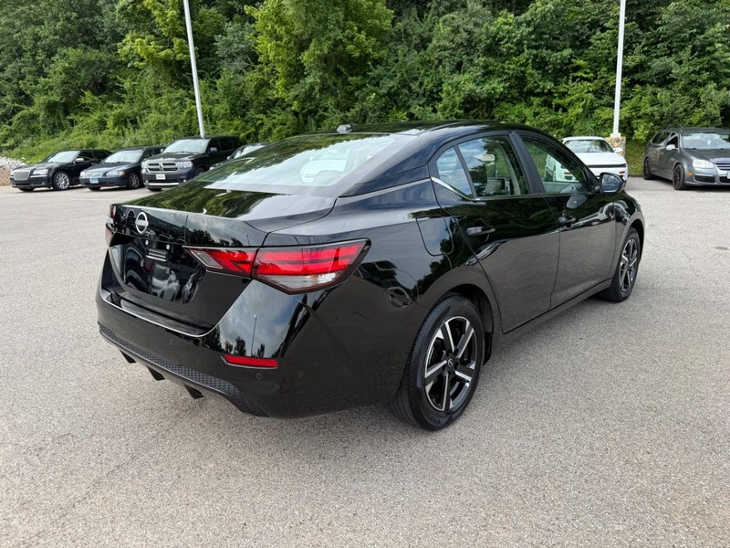 Nissan Sentra Vehicle Full-screen Gallery Image 7