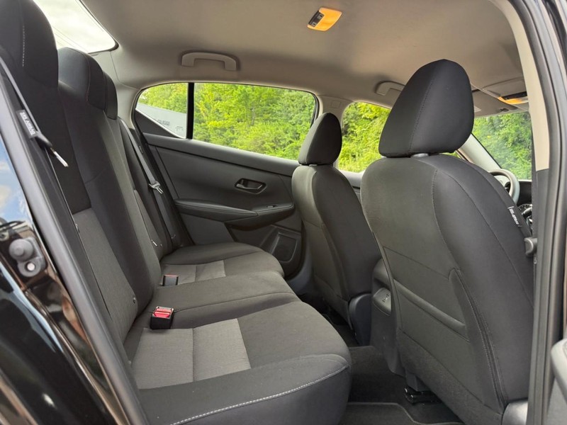 Nissan Sentra Vehicle Full-screen Gallery Image 10