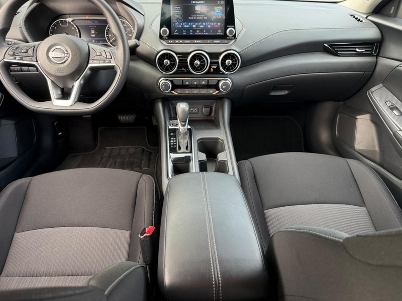 Nissan Sentra Vehicle Full-screen Gallery Image 11
