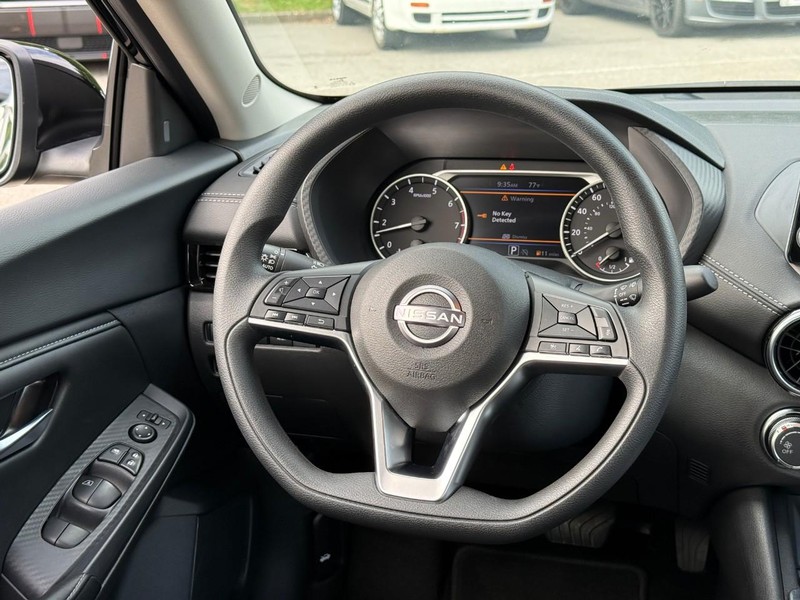 Nissan Sentra Vehicle Full-screen Gallery Image 12