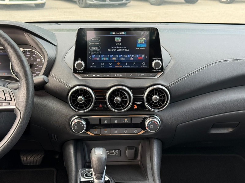 Nissan Sentra Vehicle Full-screen Gallery Image 13