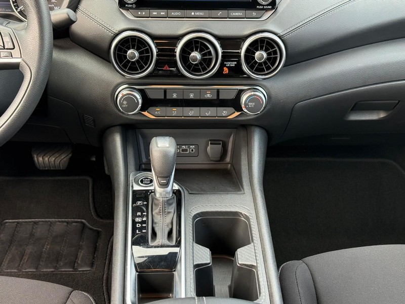 Nissan Sentra Vehicle Full-screen Gallery Image 14