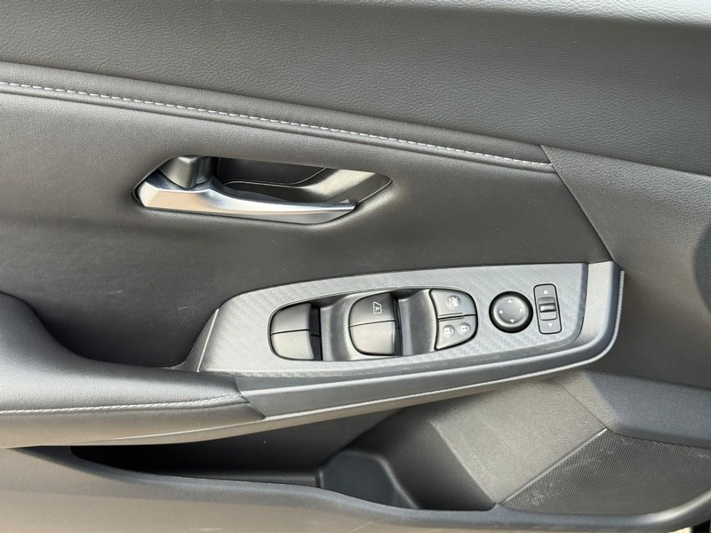 Nissan Sentra Vehicle Full-screen Gallery Image 15