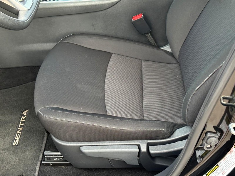 Nissan Sentra Vehicle Full-screen Gallery Image 16