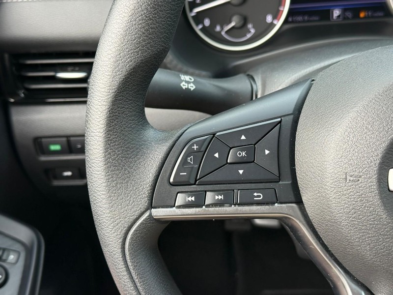 Nissan Sentra Vehicle Full-screen Gallery Image 18